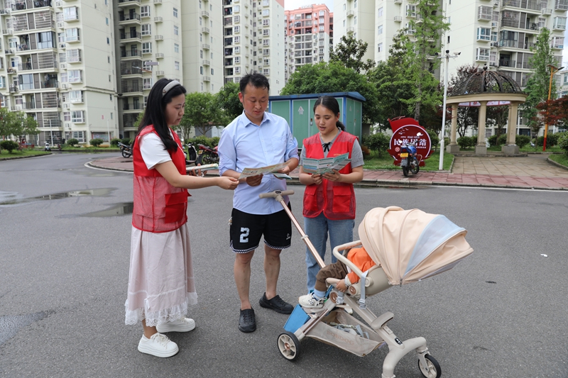 志愿者在育才社区开展民法典宣传活动.JPG