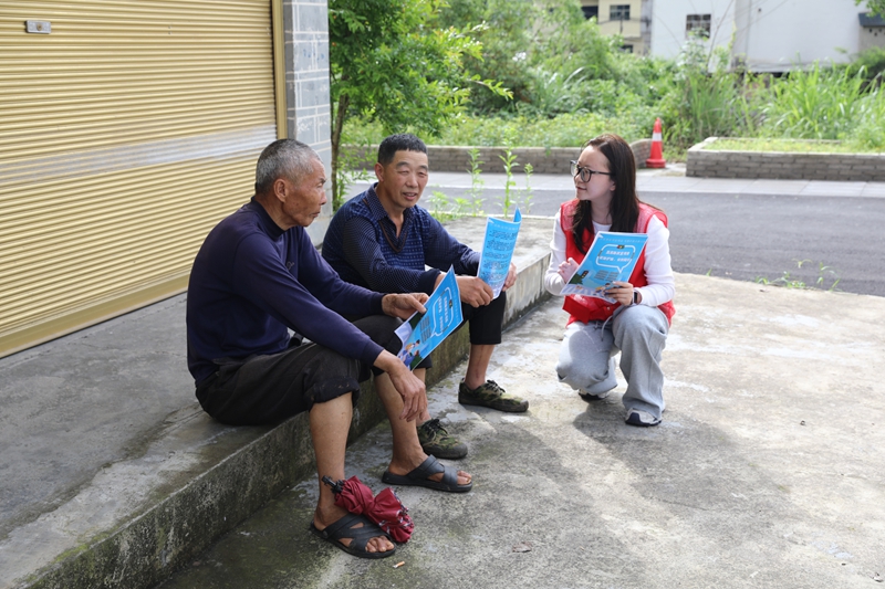 志愿者在G242线江桥村向群众宣传公路法规.JPG