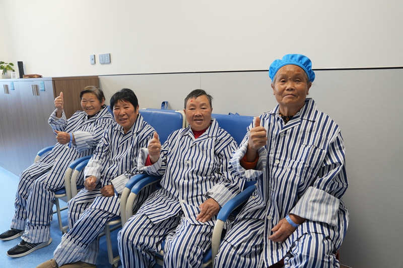 贵州松桃：“爱心光明行”让300名群众重见光明。
