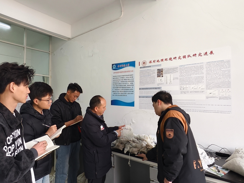 贵州师范大学地理与环境科学学院周明忠教授在实验室指导学生。