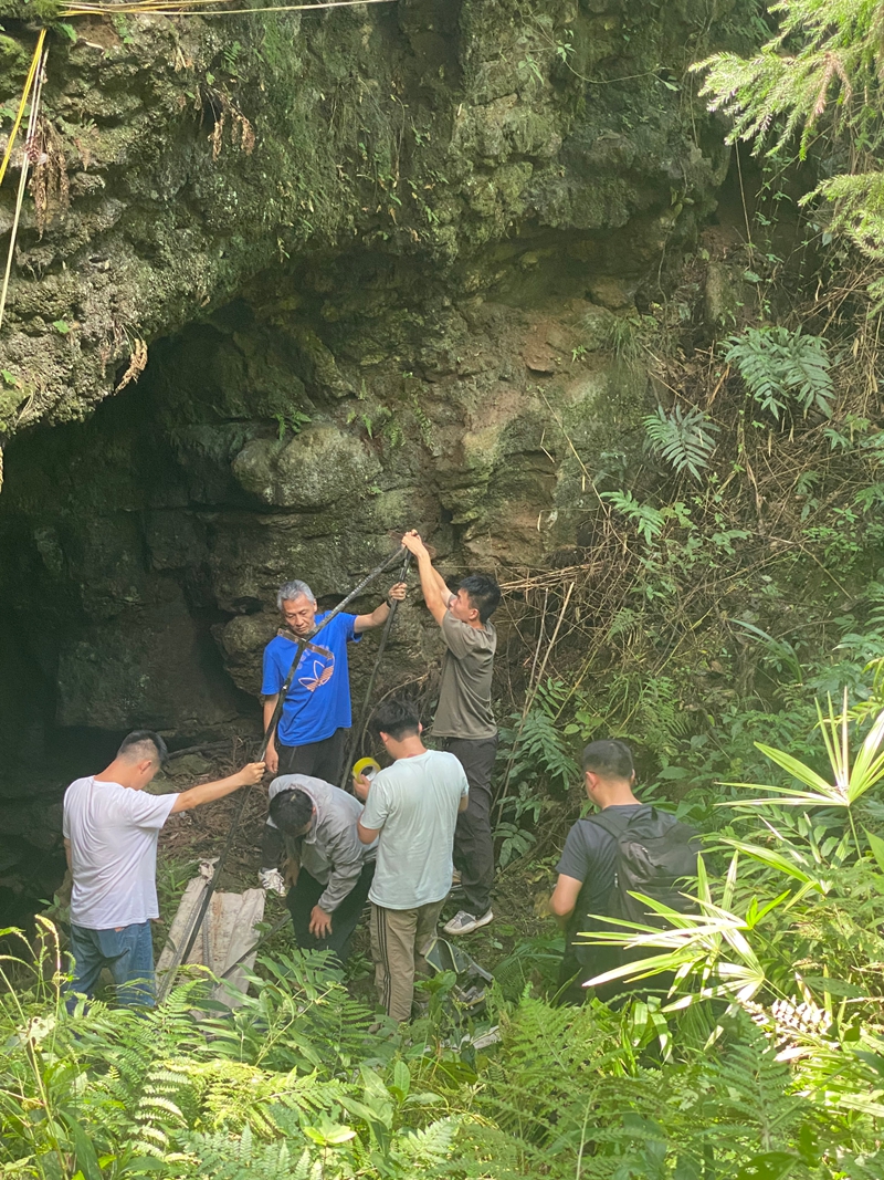 贵州师范大学地理与环境科学学院周江教授科研团队在野外科考。