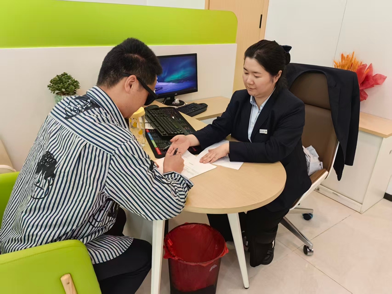 2、郵儲銀行客戶經理給客戶辦理業務。