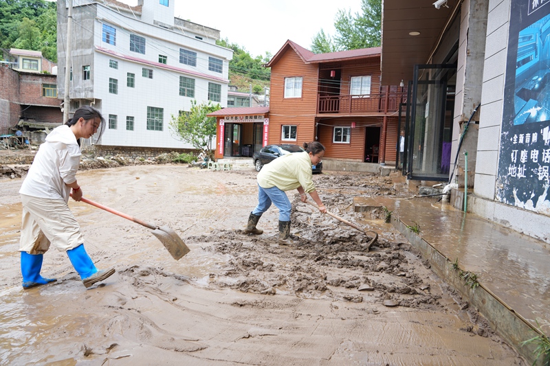 2026年5月18日，貴州省畢節市納雍縣鍋圈岩鄉下田壩村，干部在清理淤泥。 楊英 攝