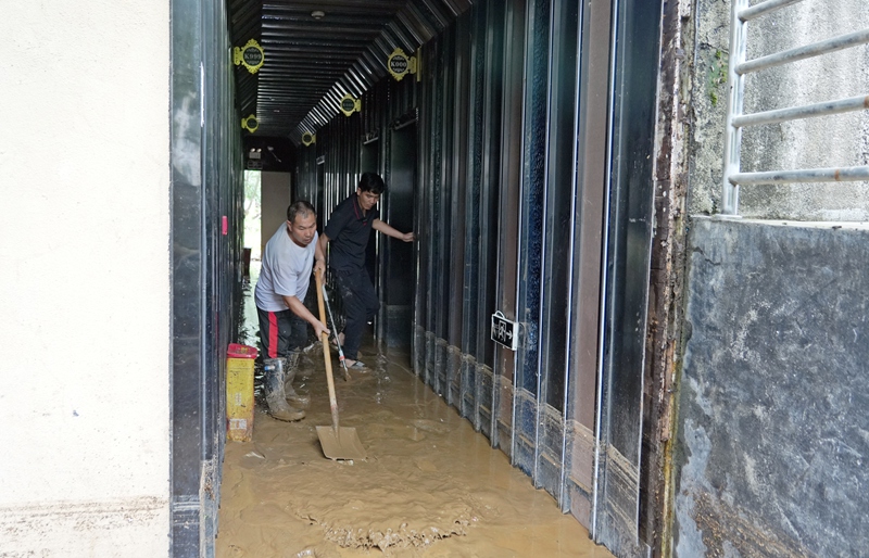 2026年5月18日，貴州省畢節市納雍縣鍋圈岩鄉下田壩村，村民在清理淤泥。 楊 英  攝