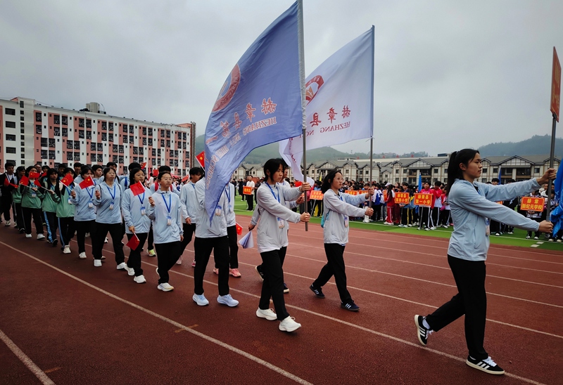 赫章县第六届青少年田径运动会开幕式运动员入场 谢永奇 摄