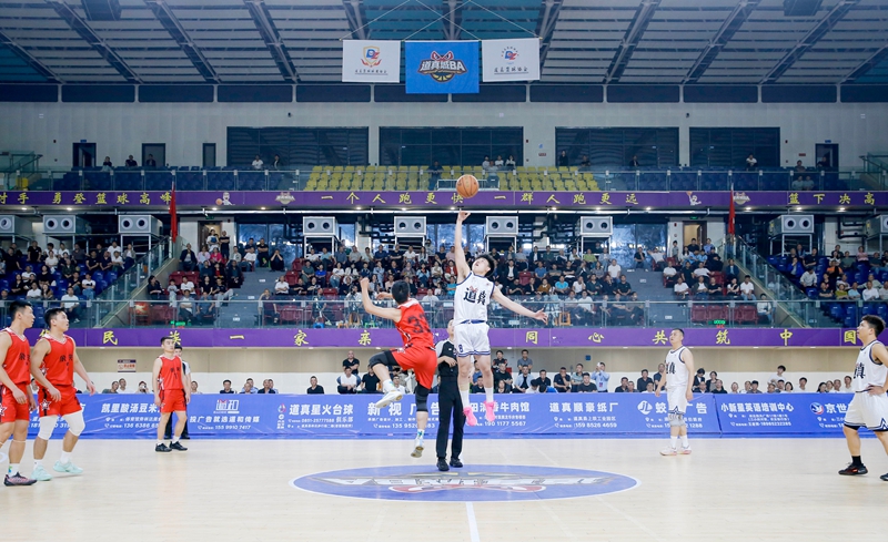2 圖為5月18日，道真自治縣球員與余慶縣球員在比賽中爭球。.jpg