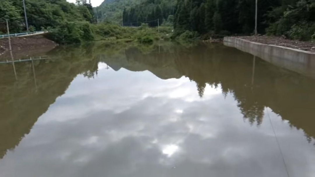 修缮山塘夯基础 引水灌溉保春耕。
