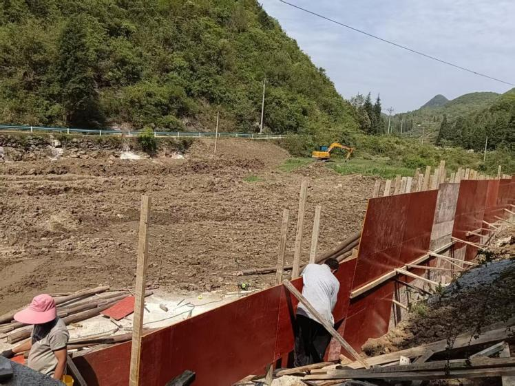修缮山塘夯基础 引水灌溉保春耕。