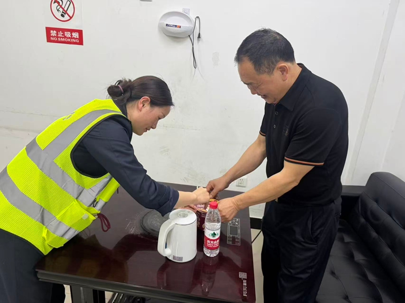 貴陽營運中心為司乘提供泡面及礦泉水（作者：李玉蘭