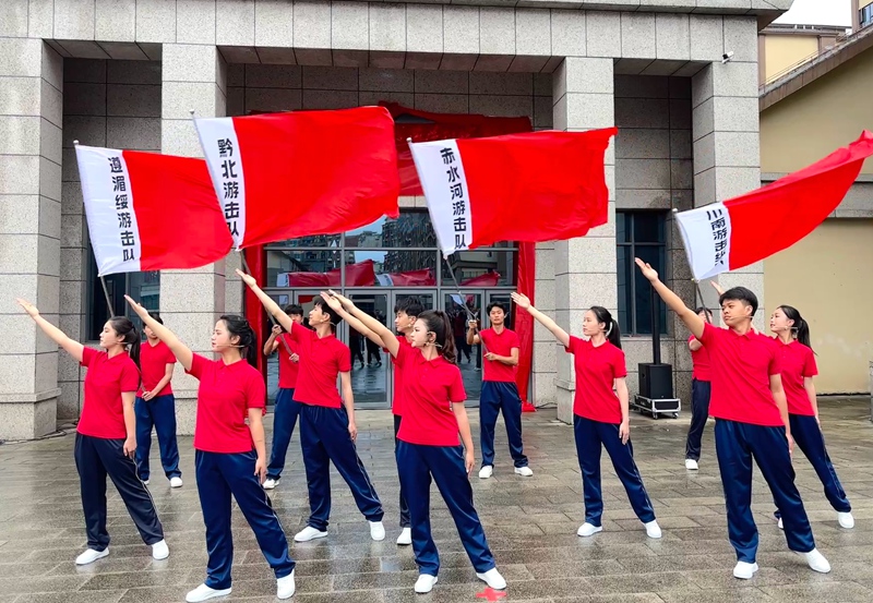 4学生表演情景诗朗诵，致敬红军游击队。刁苓沙 摄