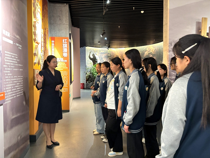 5讲解员为学生介绍红色革命历史背景。刁苓沙 摄