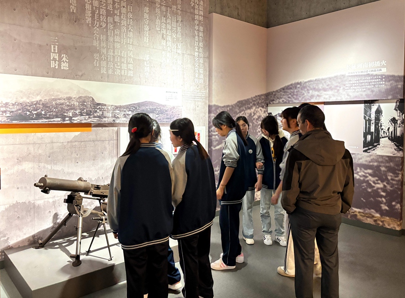 6学生参观陈列馆武器展陈。刁苓沙 摄