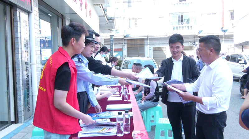 社區民警開展反詐宣傳。安順經開區融媒體中心供圖