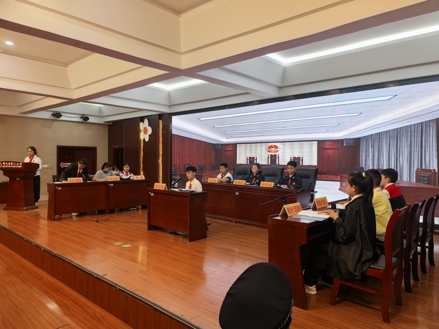模拟法庭以校园课间推搡致伤为案例 修文县融媒体中心。