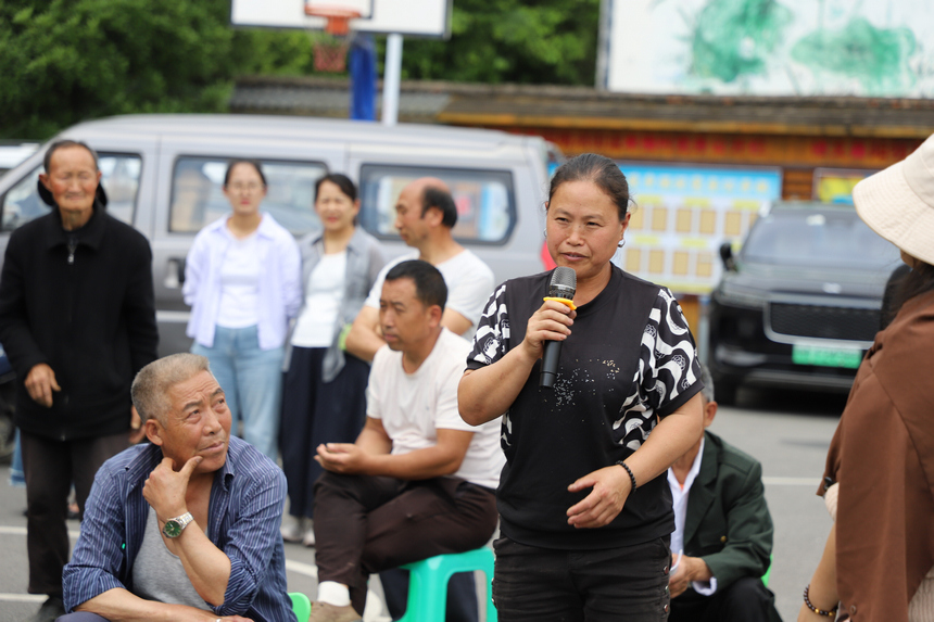 村民示范户发言。陶群摄