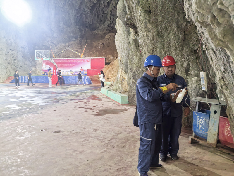 贵州电网公司毕节纳雍供电局员工走进溶洞篮球场检查用电线路。陈举摄