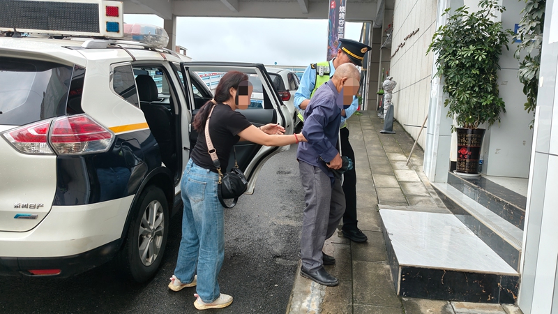 1 图为贵州交通综合行政执法人员及时伸出援手，贴心帮扶在高速上的被困人员。