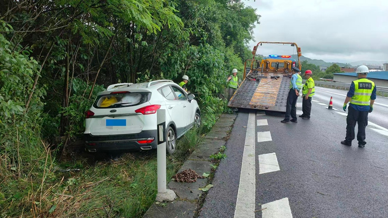 2 图为交通执法人员将故障车辆拖离高速路面，消除道路安全隐患。