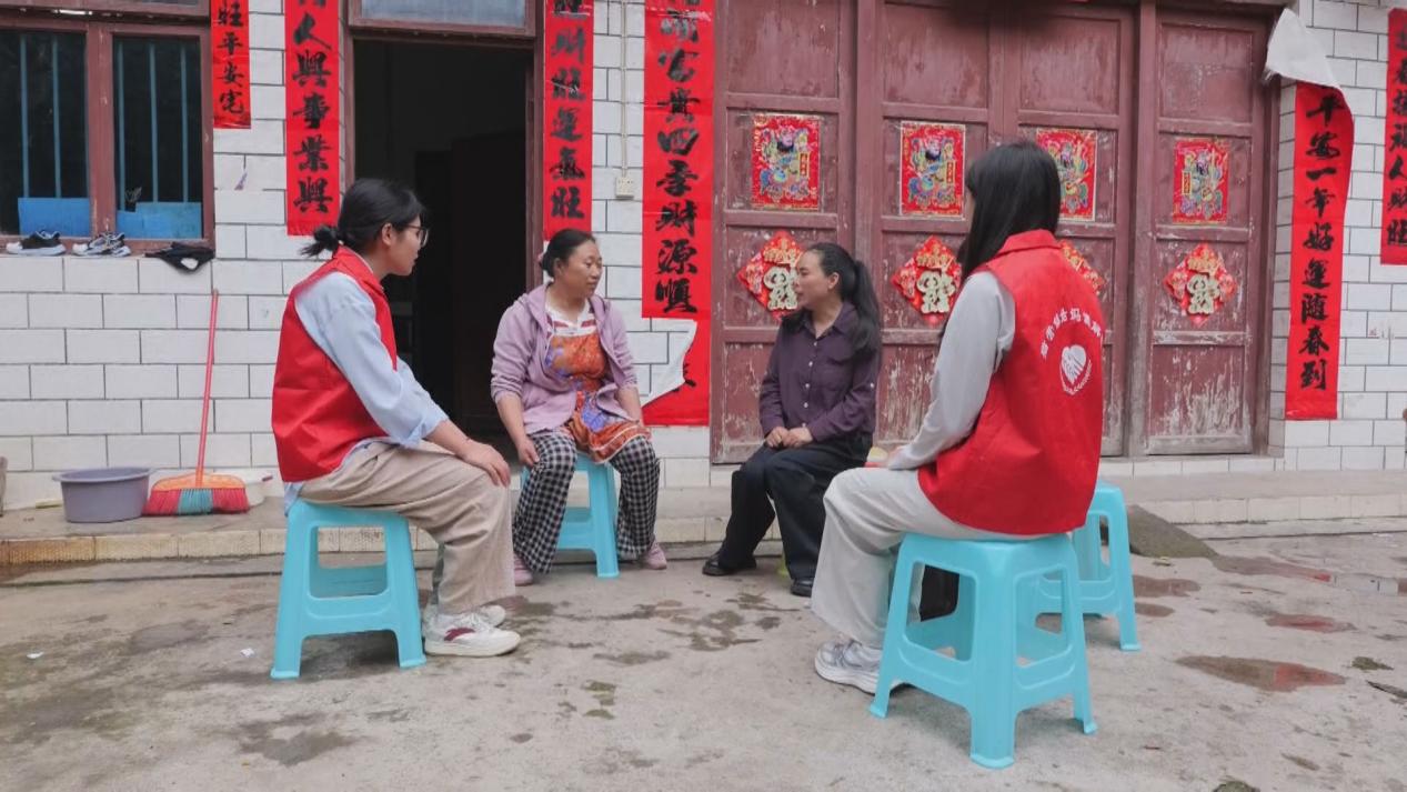“姑妈调解队”在村民家回访。