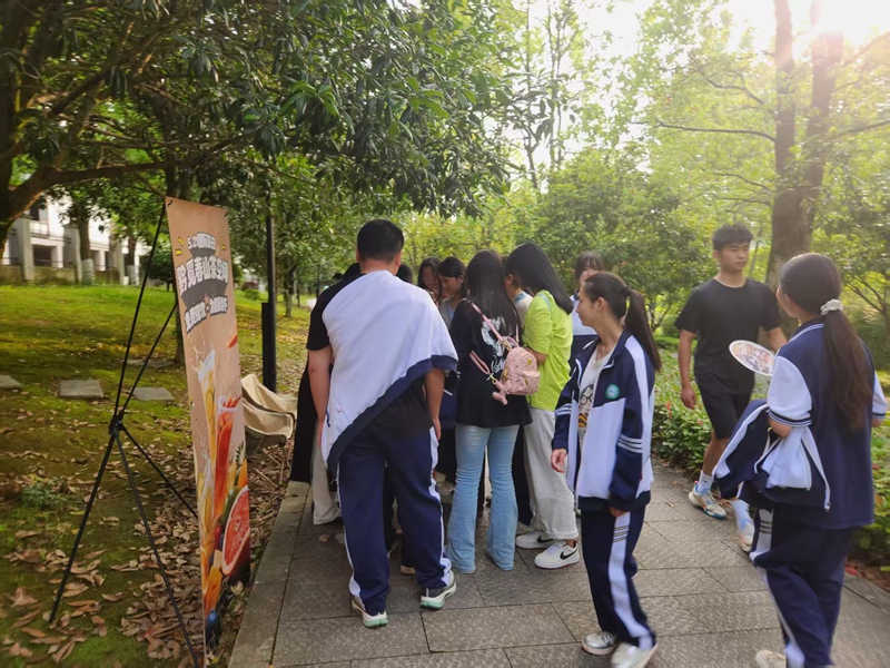 1、湄江河畔全民飲茶。