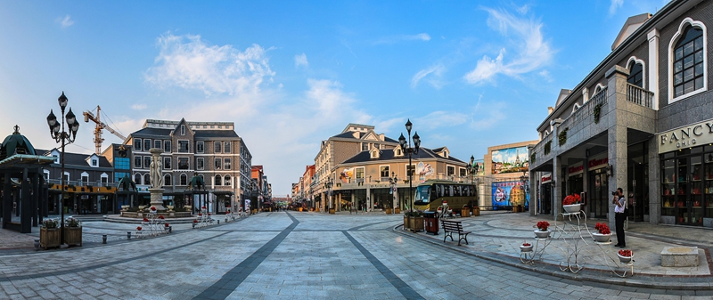 3 多彩萬象旅游城。張燕攝