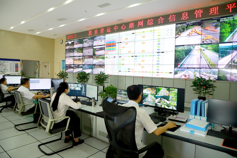 1、凯里营运中心调度大厅工作人员运用“防汛防灾一张网”智能小程序。张学霖摄