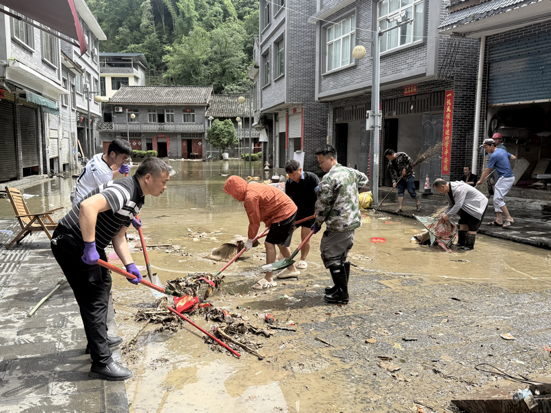 洪水退去后清理淤泥。