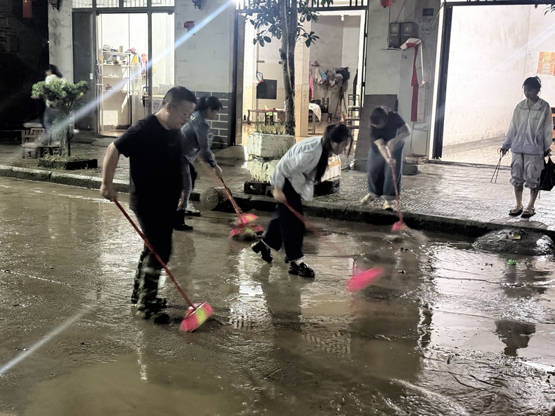 黎明關水族鄉黨委書記帶領干部連夜清淤。