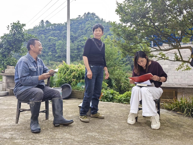 息烽縣小寨壩鎮黨員干部開展“五百行動”。