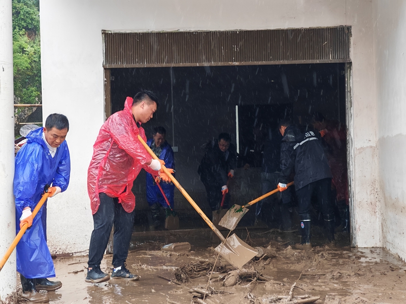 与群众一起清扫受灾房屋.jpg