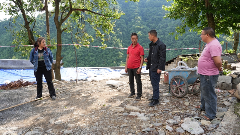 5月18日，普底鄉干部職工在慶豐村排查中，發現新修道路受強降雨影響，道路塌陷，村民房屋離其較近，存在安全隱患。現場工作人員經過耐心勸導與村民交談后，及時妥善安置撤離，並組織干部群眾齊心協力對村民家中牲畜進行轉移，用實際行動筑牢安全“防護堤”。.jpg
