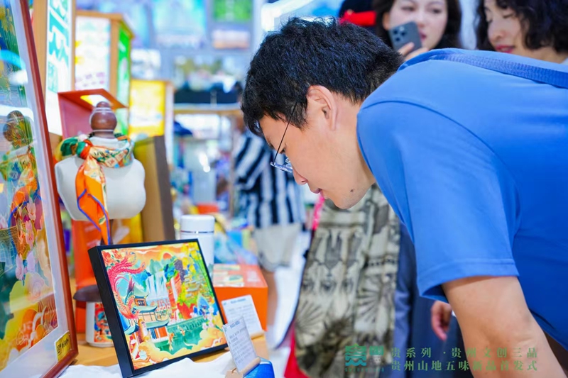 “貴州文創三品”刺繡擺台吸引觀展市民。