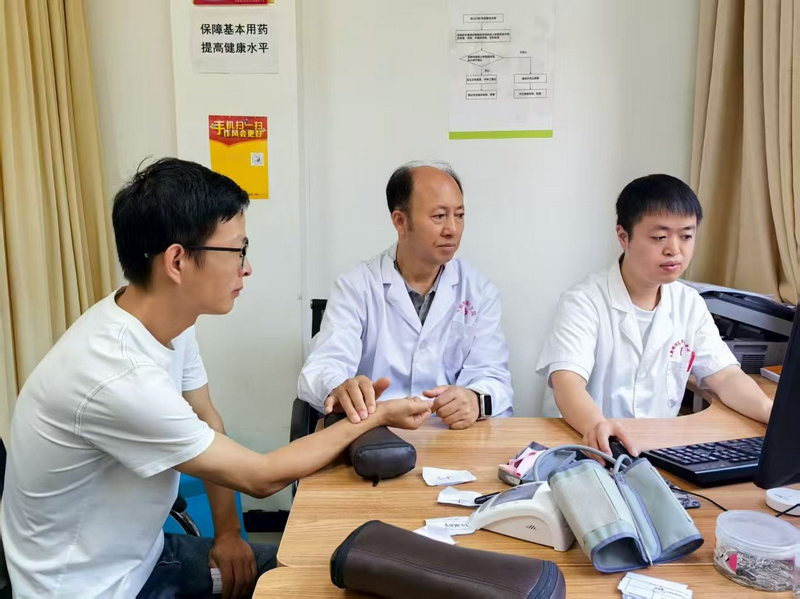 在医共体医院派驻专家坐诊。马玲玉摄