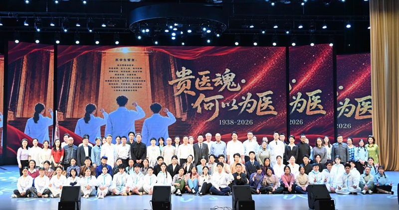 合影留念。刘冰荻摄.jpg