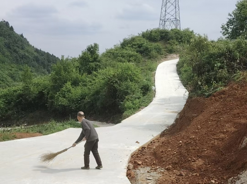 文县龙场街道朝阳村尖坡组某路段 修文县龙场街道。刘灵政摄
