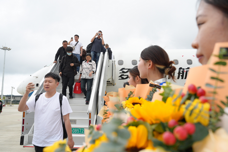 2026年5月18日，由多彩貴州航空執飛貴陽至德江航班抵達銅仁德江機場后，旅客走出機艙。