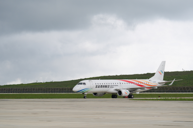 2026年5月18日，由貴陽龍洞堡機場飛來的多彩貴州航空GY7217次航班降落在銅仁德江機場，成為該機場的首個進港航班。