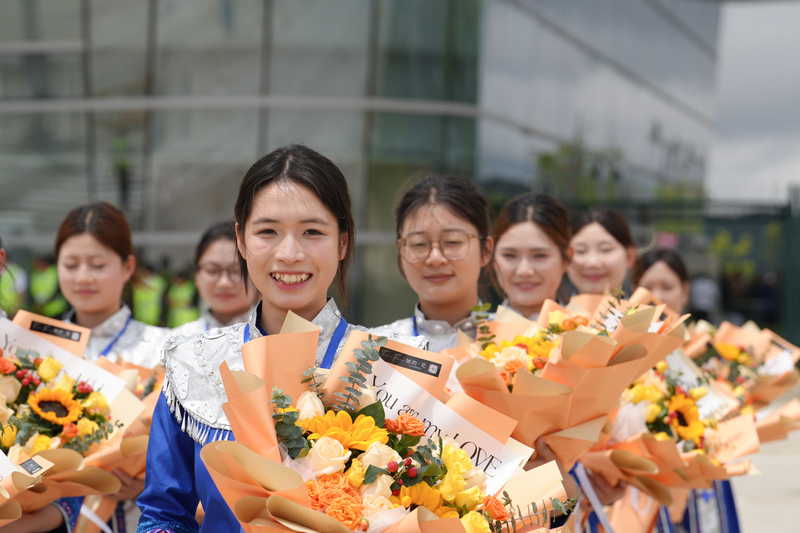 2026年5月18日，在铜仁德江机场，机场礼仪队迎接首航旅客。