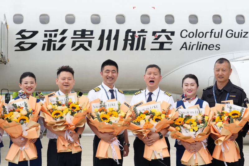 2026年5月18日，在铜仁德江机场，首航乘务组手持鲜花拍照留念。