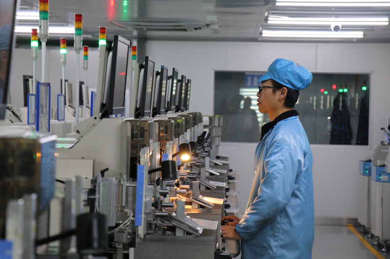 贵州联尚科技有限公司工人正在赶制订单。