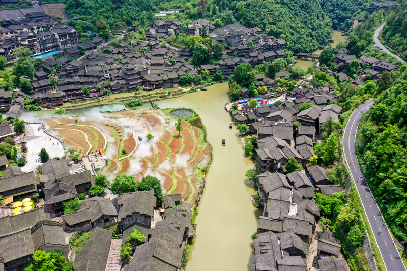 2026年5月17日，跑者在贵州省遵义市播州区乌江寨景区参加第三届遵义乌江寨黄金大奖赛跑步比赛。李仁军摄