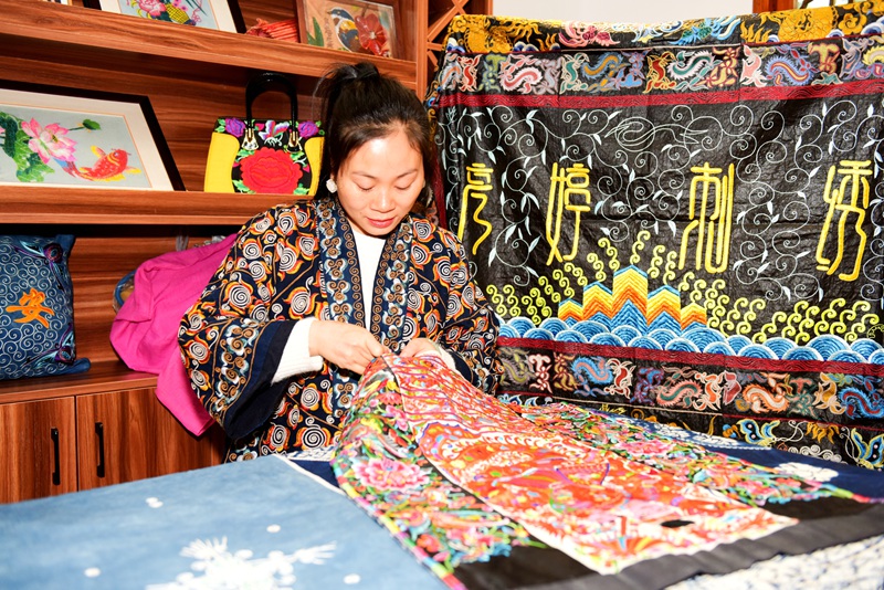 陸永江在刺繡。