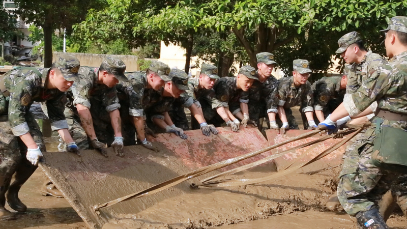 武警官兵奮力清淤。