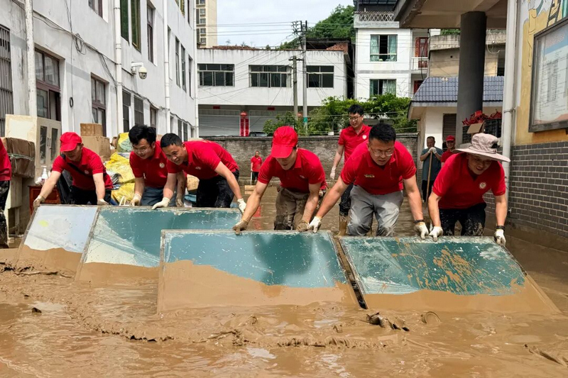 貴定縣各校志願者教師奔赴受災學校全力開展清淤排障。