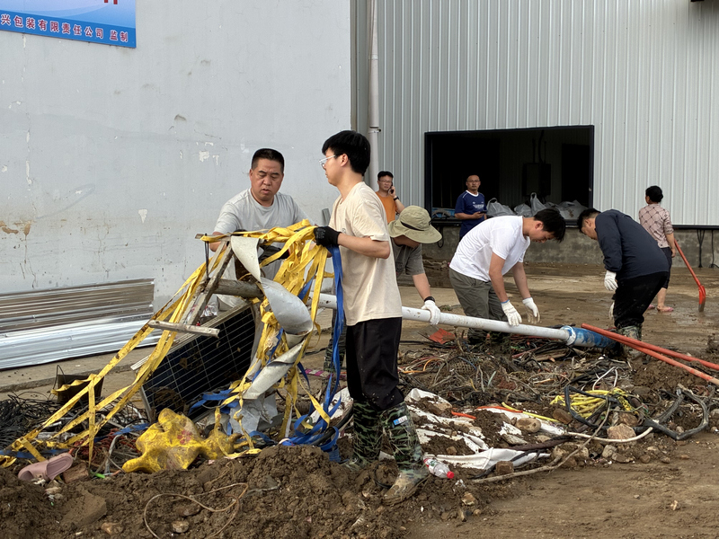 5月20日,昌明經濟開發區支援企業災后清理。