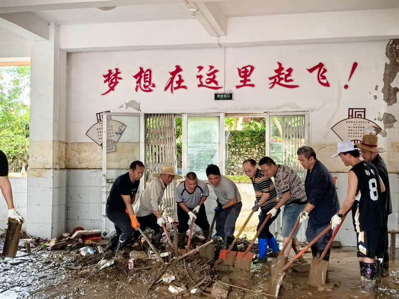 5月20日,在昌明實驗小學,其他學校的老師來一起清淤。貴定融媒陳紫晗攝