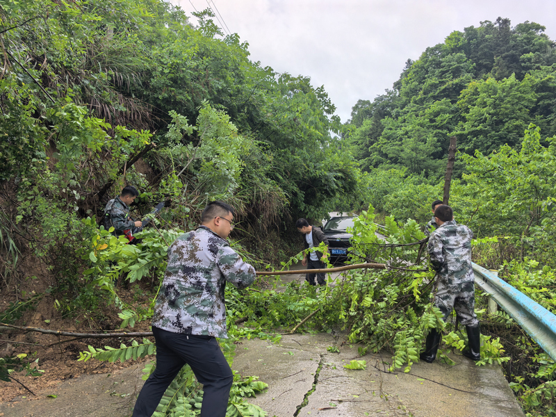 干部在清理道路。