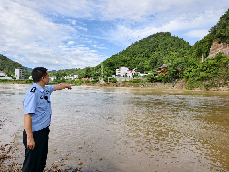 凱裡民警黃同才。