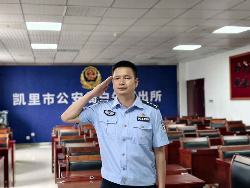 凱裡民警黃同才。