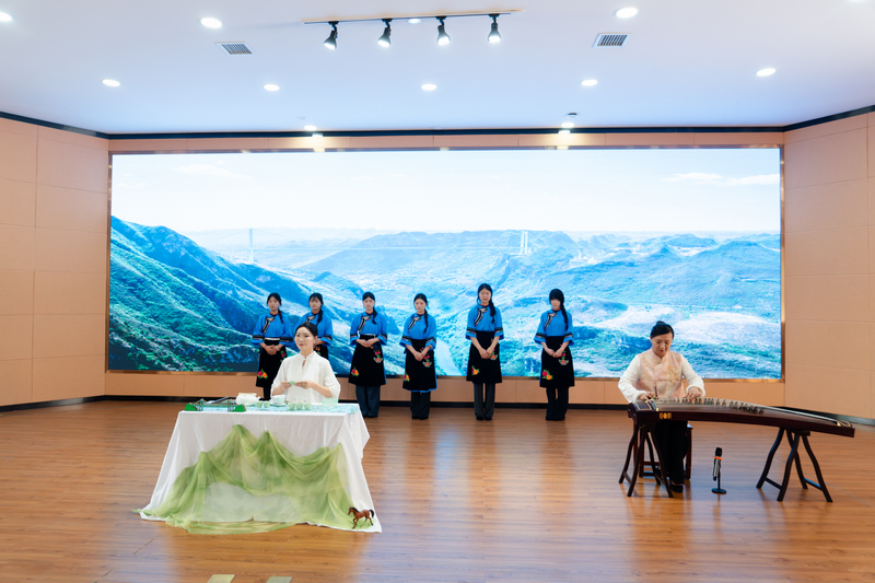 表演《一杯隐绿越花江》。